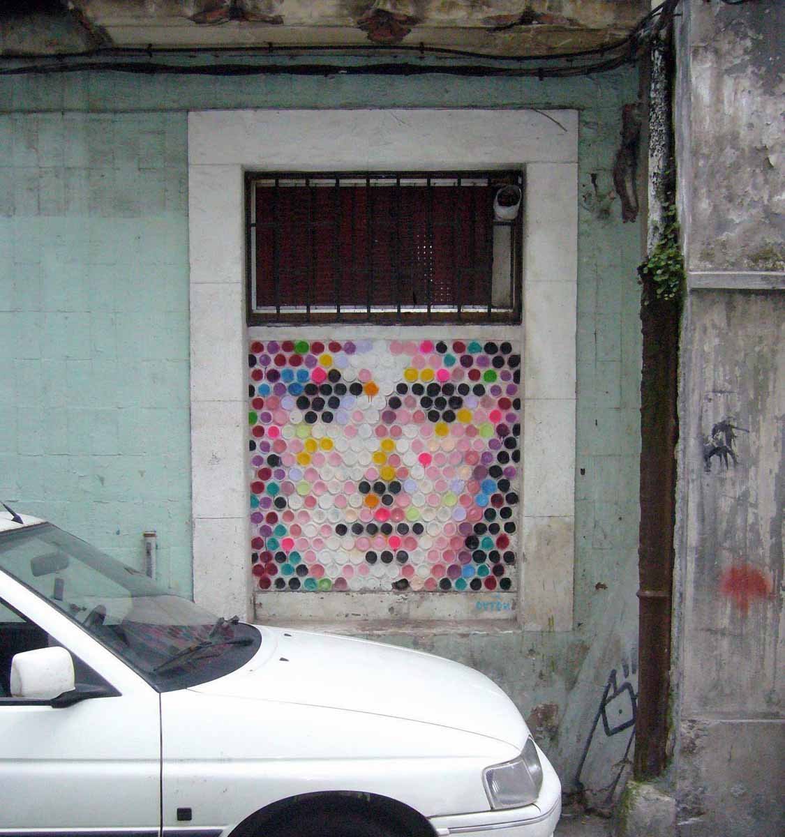 Rostro sobre botellas_lejos _Graffiti arte ubano_Coruña_Outon