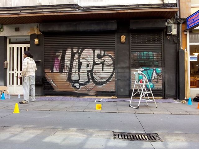 Bar 13 Coruña_mural de Outon pintando