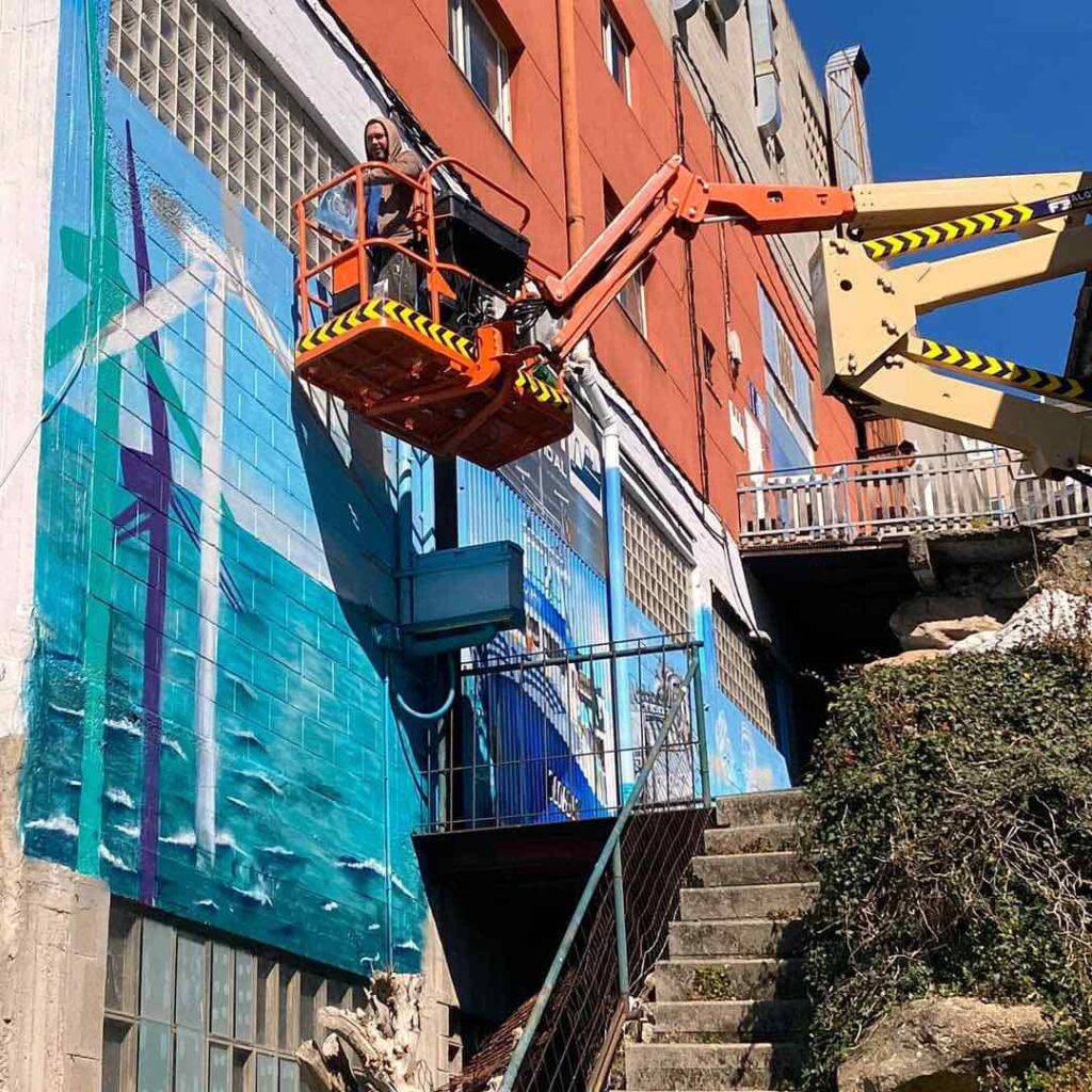 Carvi Coruña_graffiti mural eolicos_Outon en grua