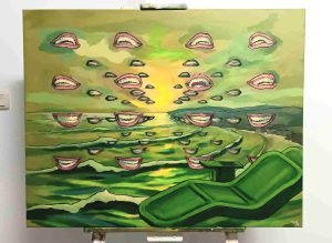 Puesta de sol en colores verdes con hileras de bocas sonriendo flotando en perspectiva frontal