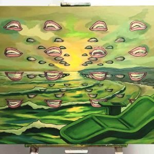 Puesta de sol en colores verdes con hileras de bocas sonriendo flotando en perspectiva frontal